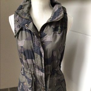Camo zip up vest with detachable hood